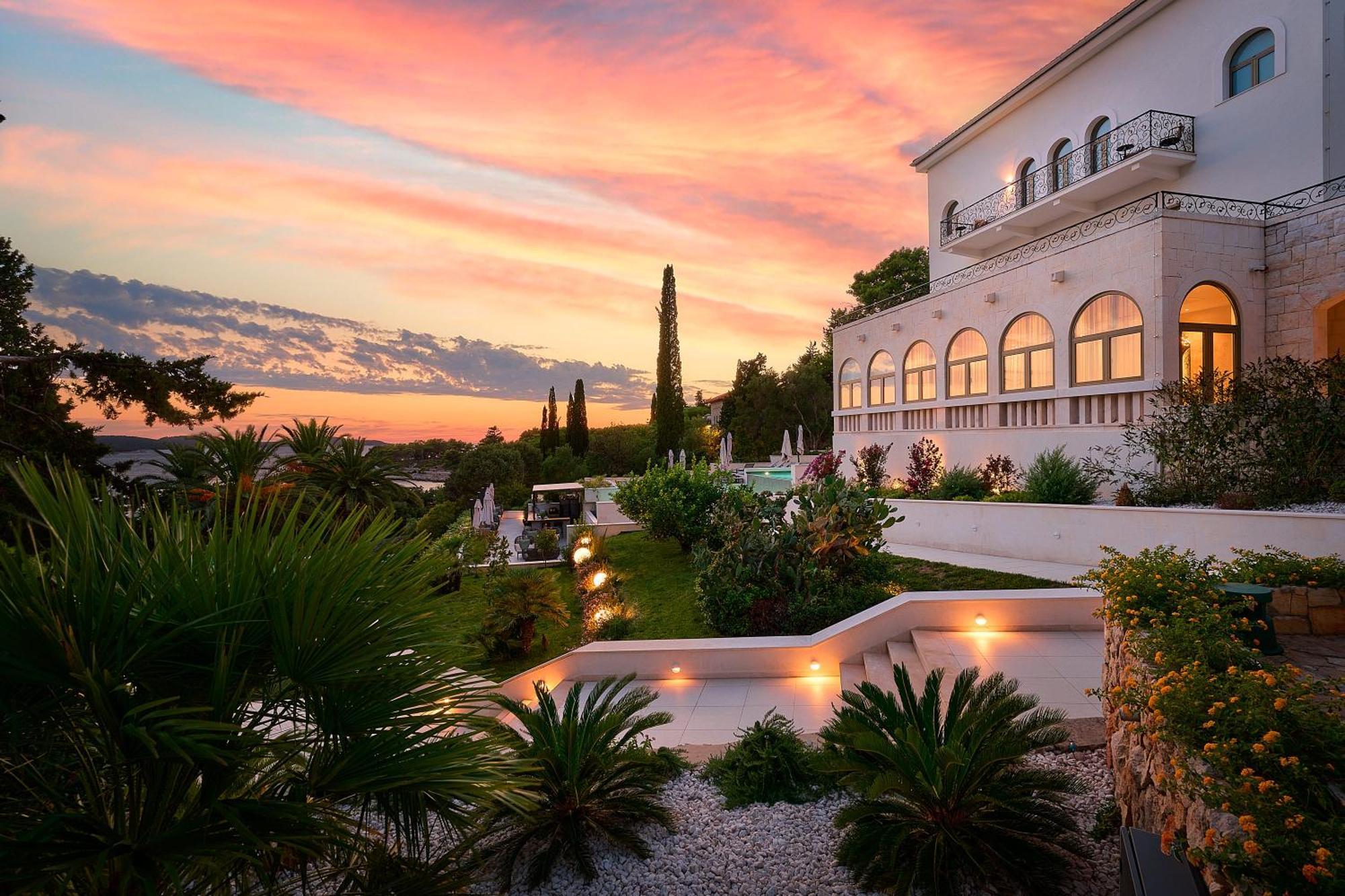 Hotel Moeesy, Blue & Green Oasis Хвар Экстерьер фото